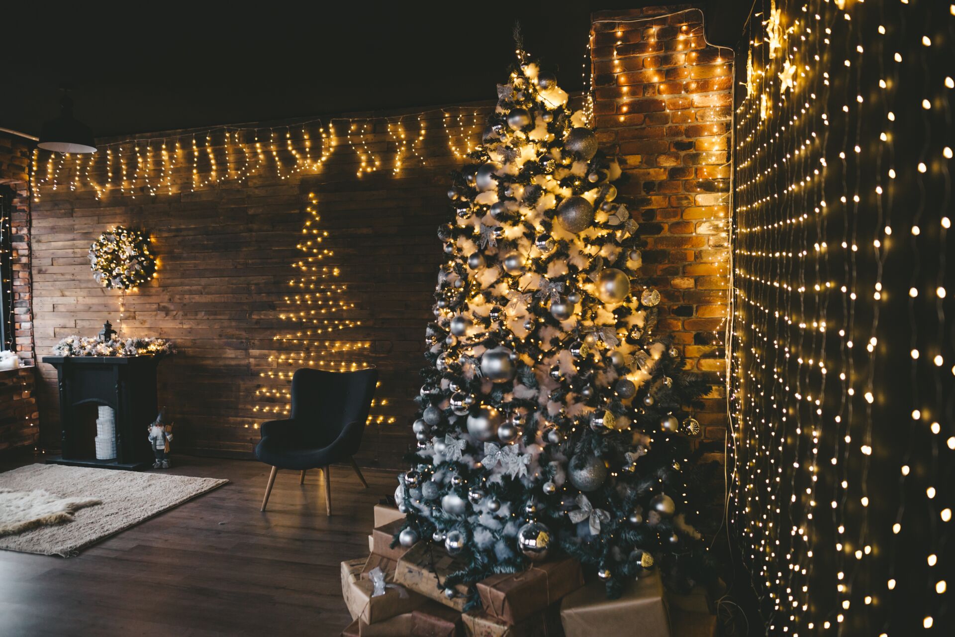 Safe and reliable Christmas light hanging service
